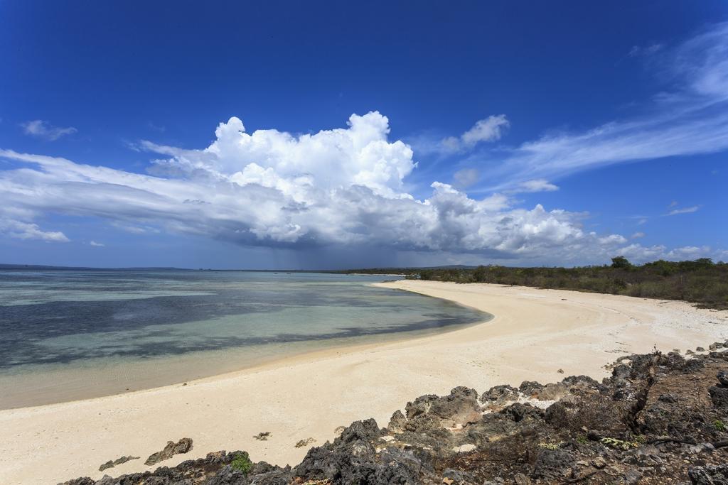 Hotel On The Rock Kupang  Bagian luar foto