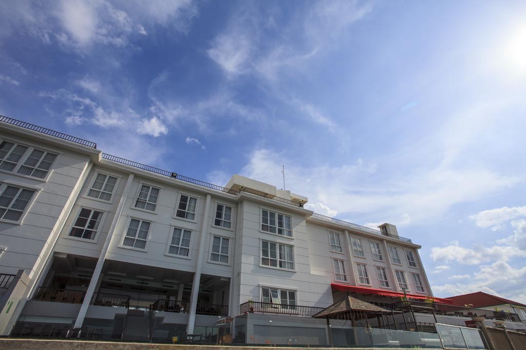 Hotel On The Rock Kupang  Bagian luar foto